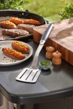 Weber® Premium Barbecuespatel - Roestvrij Staal, Zwart -Bastar Barbecues Winkel weber premium barbecuespatel 1615542800 2 l